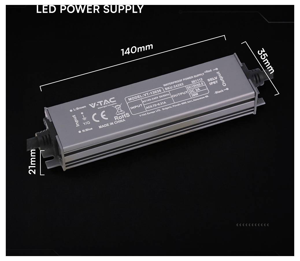 Produktbild av en LED-strömförsörjning på svart bakgrund, märkt med dimensionerna 140mm x 35mm x 21mm.
