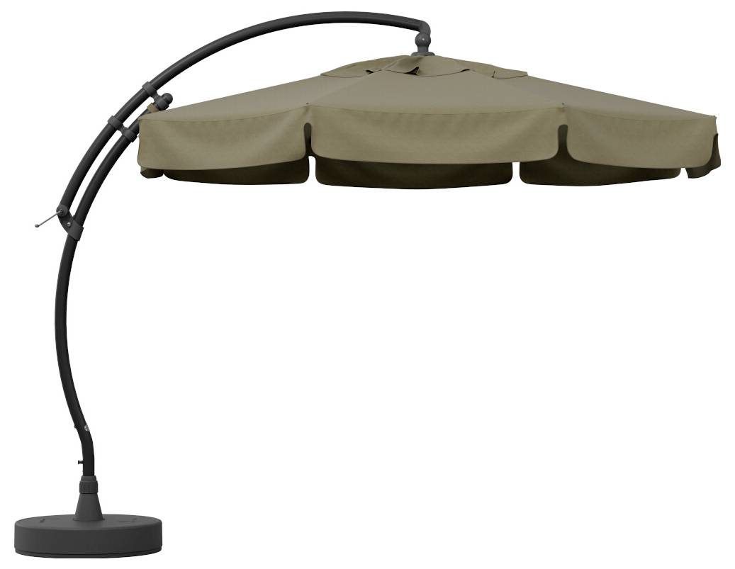 Stor beige fristående terrassparasoll med rund svart fot och böjd stödarm på vit bakgrund