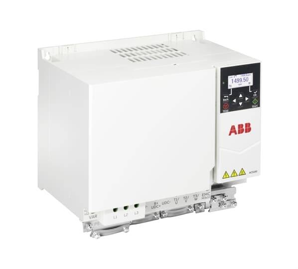 Vit ABB-industriell frekvensstyrning med digital display och kontrollknappar på en enkel bakgrund.