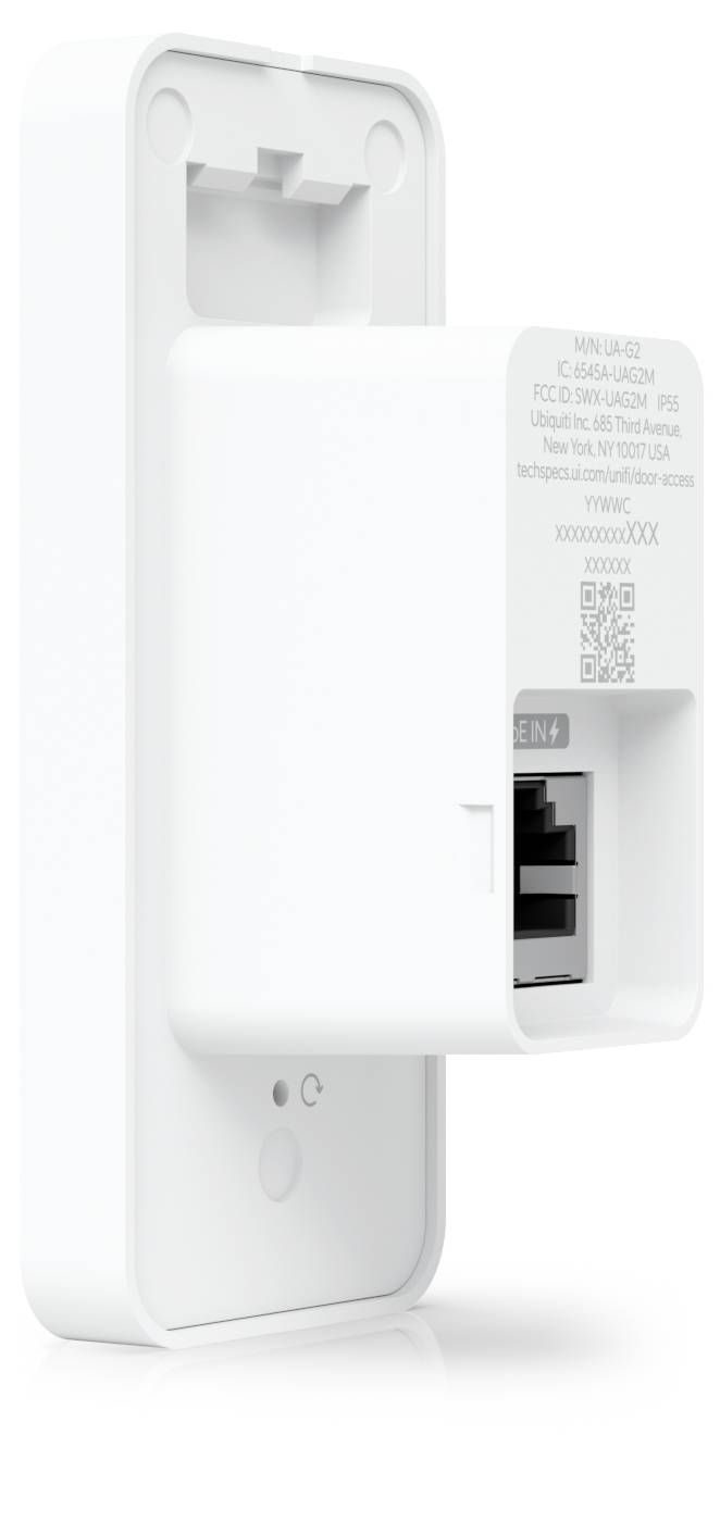Vit väggmonterad nätverksenhet med öppet lock som visar en port och QR-kod, visad i en produktstil närbild.