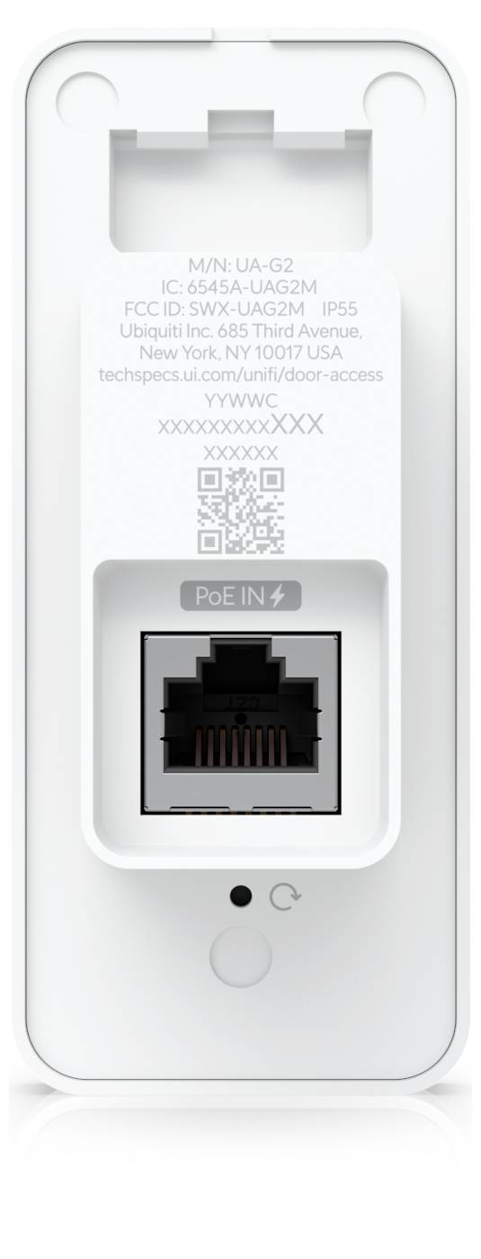 Bakvy av en vit väggmonterad UniFi-accesspunkt med Ethernet-port, återställningsknapp, QR-kod och tryckt modell- och installationsinformation.