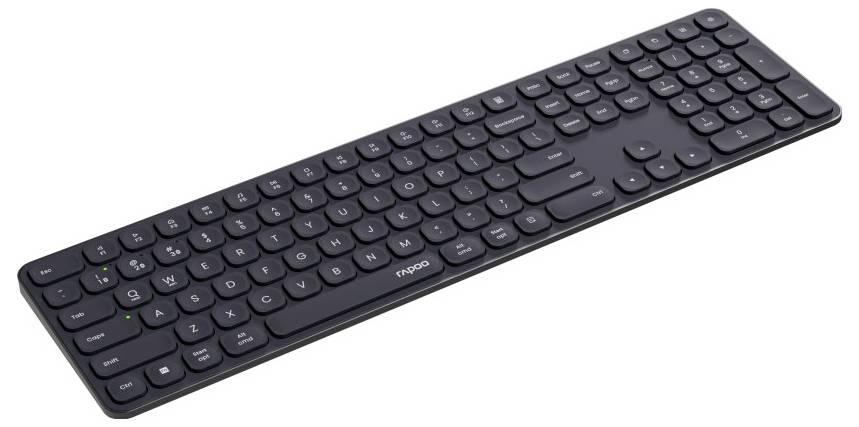 En svart trådlös datorkeyboard visad i vinkel på en vit bakgrund.