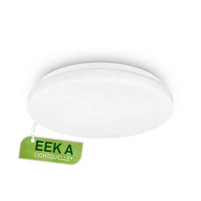Vit rundformad taklampa med en hängande grön energietikett som läser "EEK A" och "LICHTQUELLE*" på en enkel vit bakgrund.