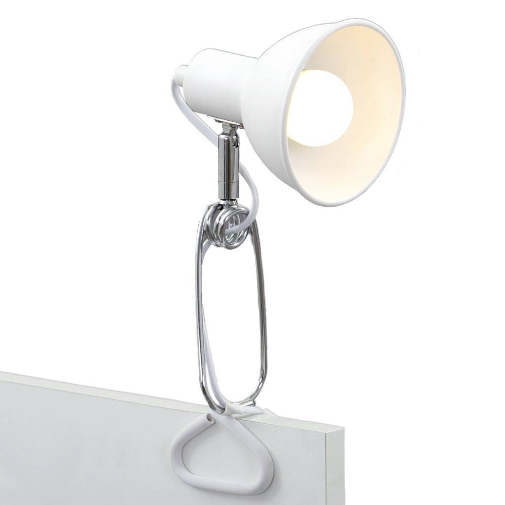 Modern vit klämbar skrivbordslamp fäst vid en panel, med glansig kromstativ och justerbar konformad skugga.