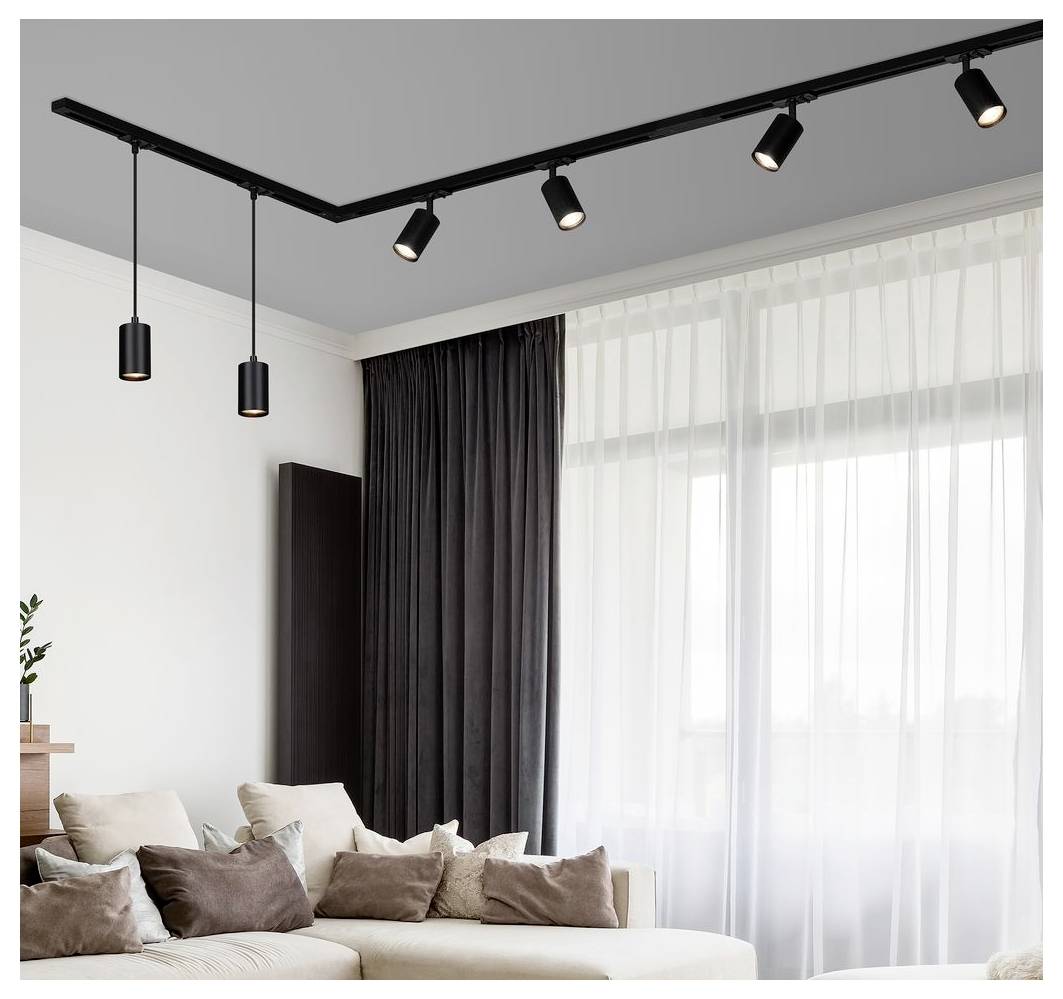 Modernt vardagsrum med beige sektionssoffa, transparenta vita gardiner och svarta sammetsgardinerna, belyst av svart spårbelysning och takpendlar.