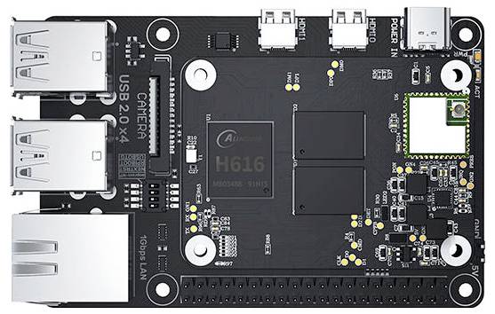 Ovanifrån-vy av en liten single-board-dator med USB, Ethernet, micro-HDMI, strömförsörjning, GPIO-headers och en Wi-Fi-modul på ett svart PCB.
