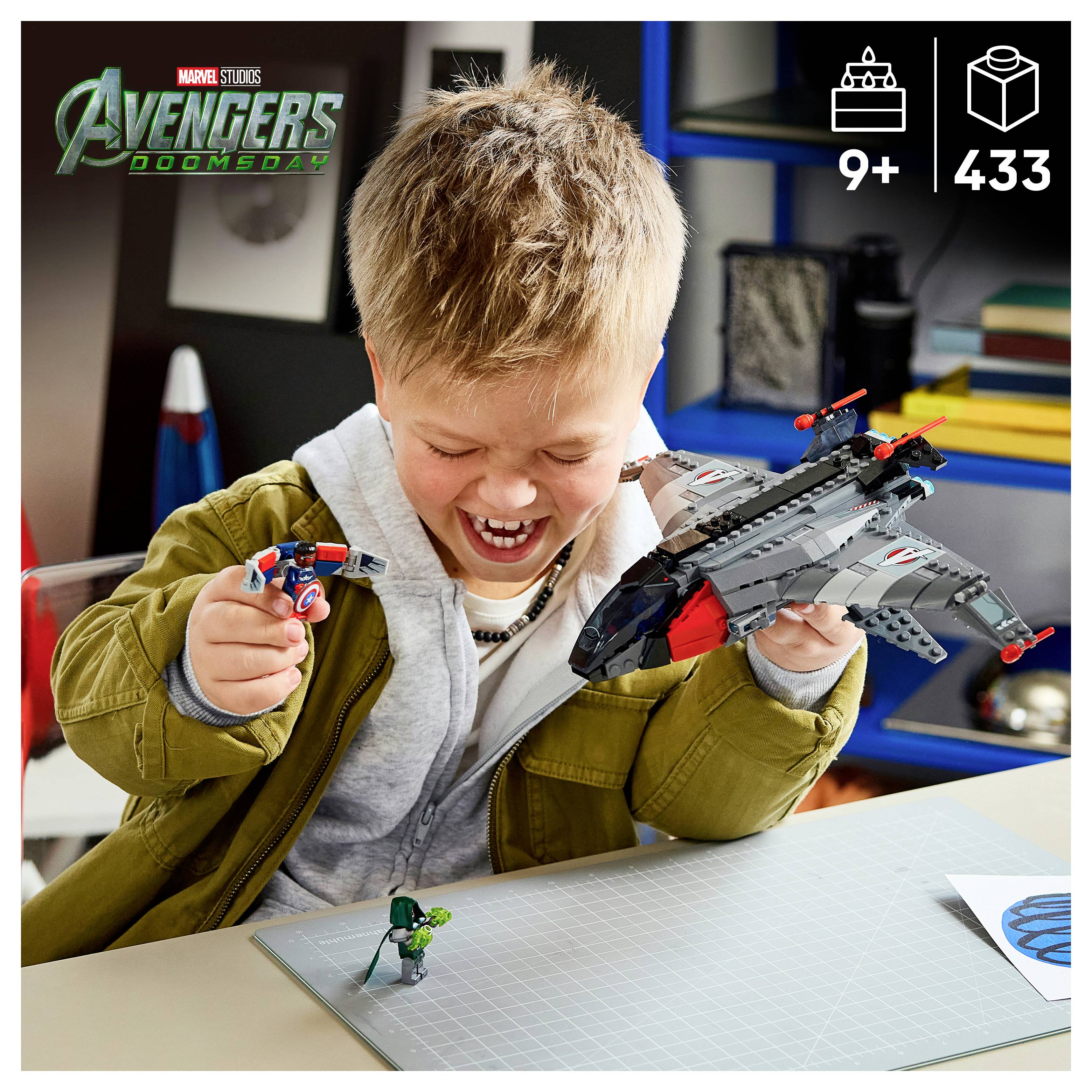 Leende pojke leker med Avengers LEGO-set, håller en Captain America-minifigur och ett grått jet; etiketten visar "9+" och "433" bitar.