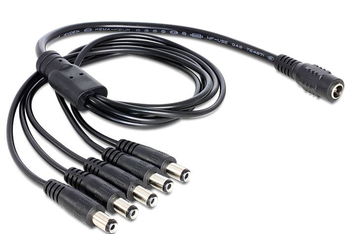 Svart audiokabel-splitter med en ingångskontakt och fem utgångskontakter för att distribuera ljud till flera enheter.
