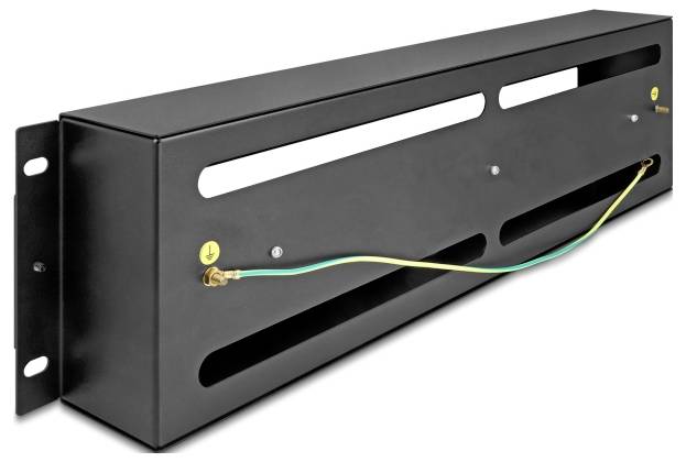 Svart metall väggmonterad elskåp med ventilationsöppningar och jordledare fästad på framplattan.