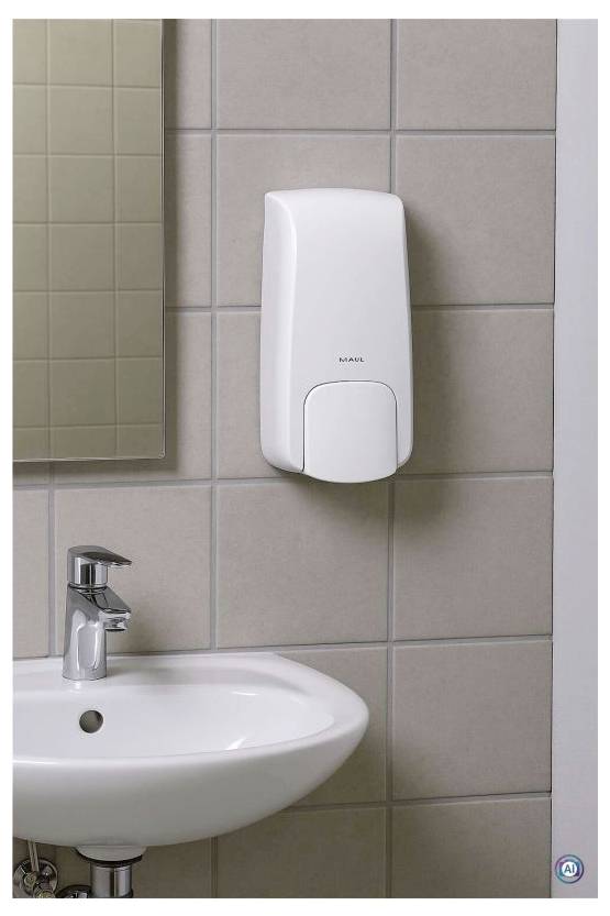 Väggmonterad vit tvålsdispenser ovanför ett handfat i ett kaklet badrum, med en blandare och spegel delvis synlig.