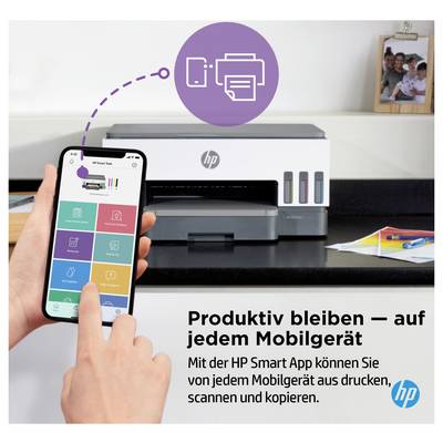 Hand använder HP Smart-appen på en telefon för att skriva ut, skanna och kopiera till en HP-skrivare; tysk text främjar produktivitet på mobil.
