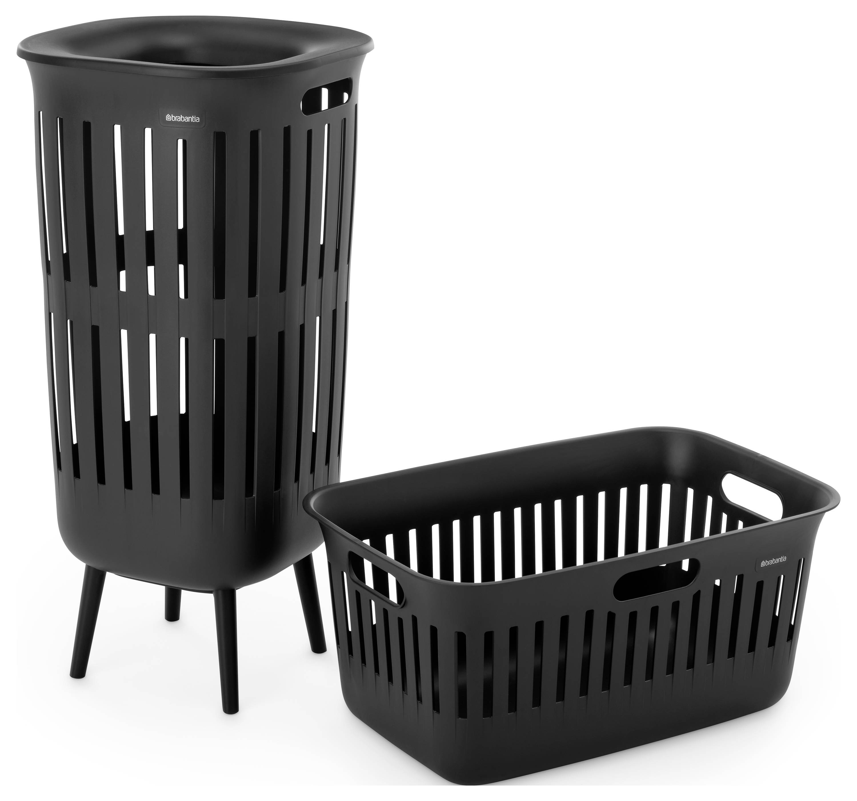 Svart plasttvättkorg och matchande korg med slitsade sidor och handtag, visade på vit bakgrund.
