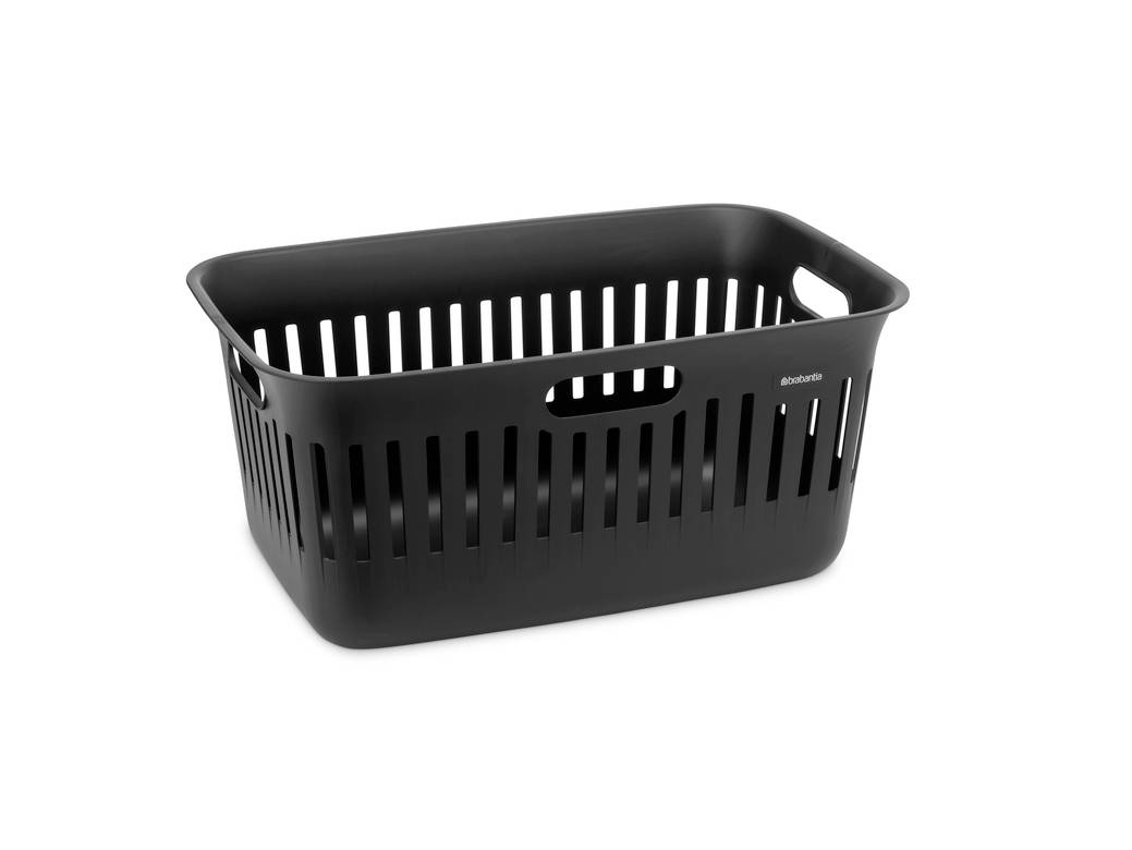 Svart plastkorg för tvätt med utskurna handtag och vertikala slitsar, visad mot en vit bakgrund.