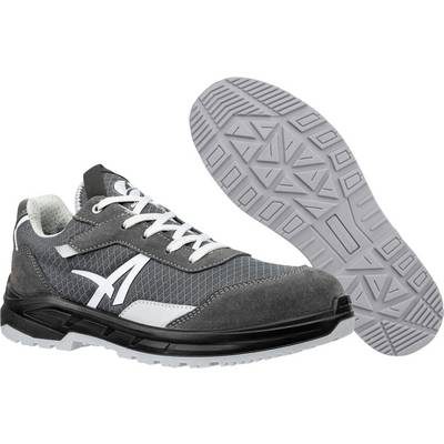 Grå och svart atletisk arbetsksko visad från sidan med synlig sula, med vita snören och ett robust mönstrat yttersula.