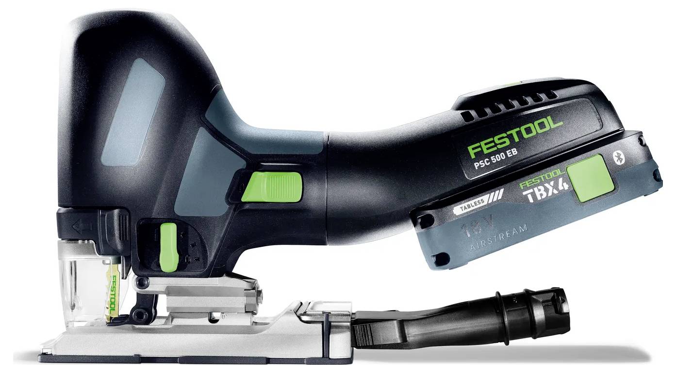 Trådlös sticksåg visas i sidovy, märkt Festool PSC 500 EB, med svart och grön kropp och bifogad bladvägledare.
