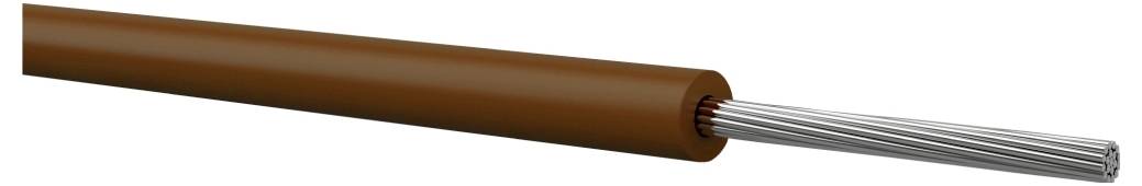 Brunt isolerad elektrisk kabel med exponerade silverfärgade trådsträngar som sträcker sig från ena änden på vit bakgrund.