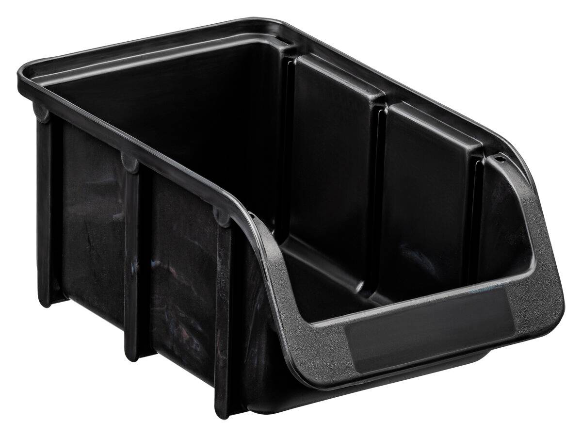 Svart plastförvaringslåda eller delarcontainer med öppen framsida och sluttande sidor, visad isolerad på vit bakgrund.