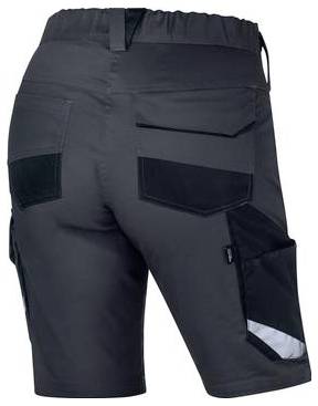 Svarta träningsshorts visade från baksidan, med ett elastiskt linning, flera lastutrymmen i cargostil och reflekterande rand på ena sidan.