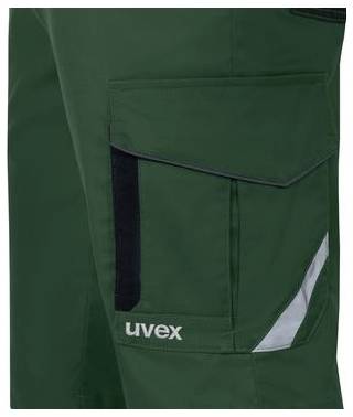 Närbild av gröna arbetskläders byxficka med "uvex"-logotyp och reflekterande remsa detalj.