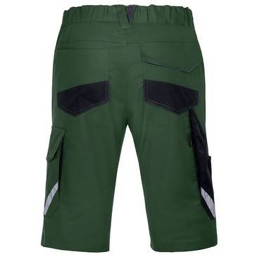 Gröna cargoshorts med svarta fickdetaljer och sidofickor med klaff på vit bakgrund.