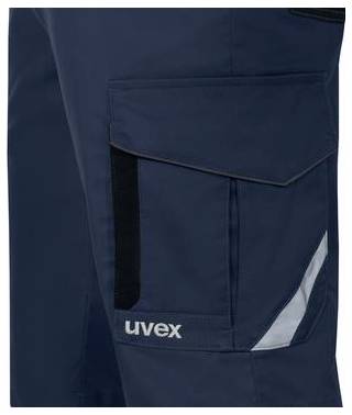 Närbild av marinblå arbetskläder-lastficka med reflekterande rand och "uvex"-logotyp.