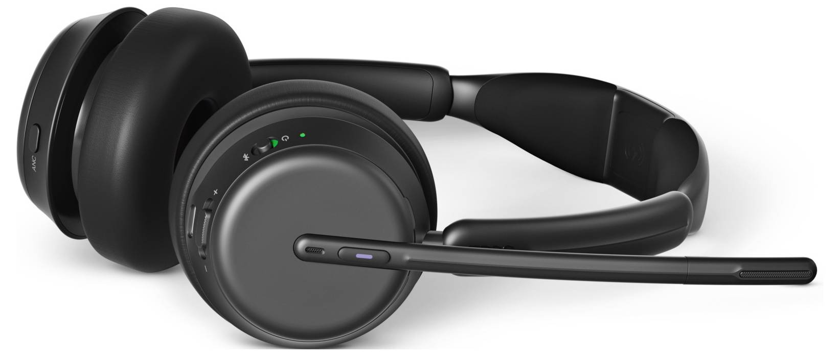 Svart trådlöst öronkåpeheadset med mikrofonbom, visad i sidovy på vit bakgrund.