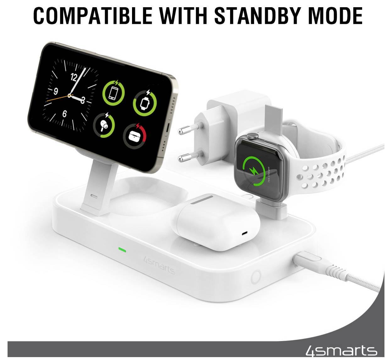 Laddningsställ för flera enheter med iPhone, Apple Watch, AirPods och en pluggbar adapter; texten lyder "KOMPATIBEL MED STANDBY-LÄGE".