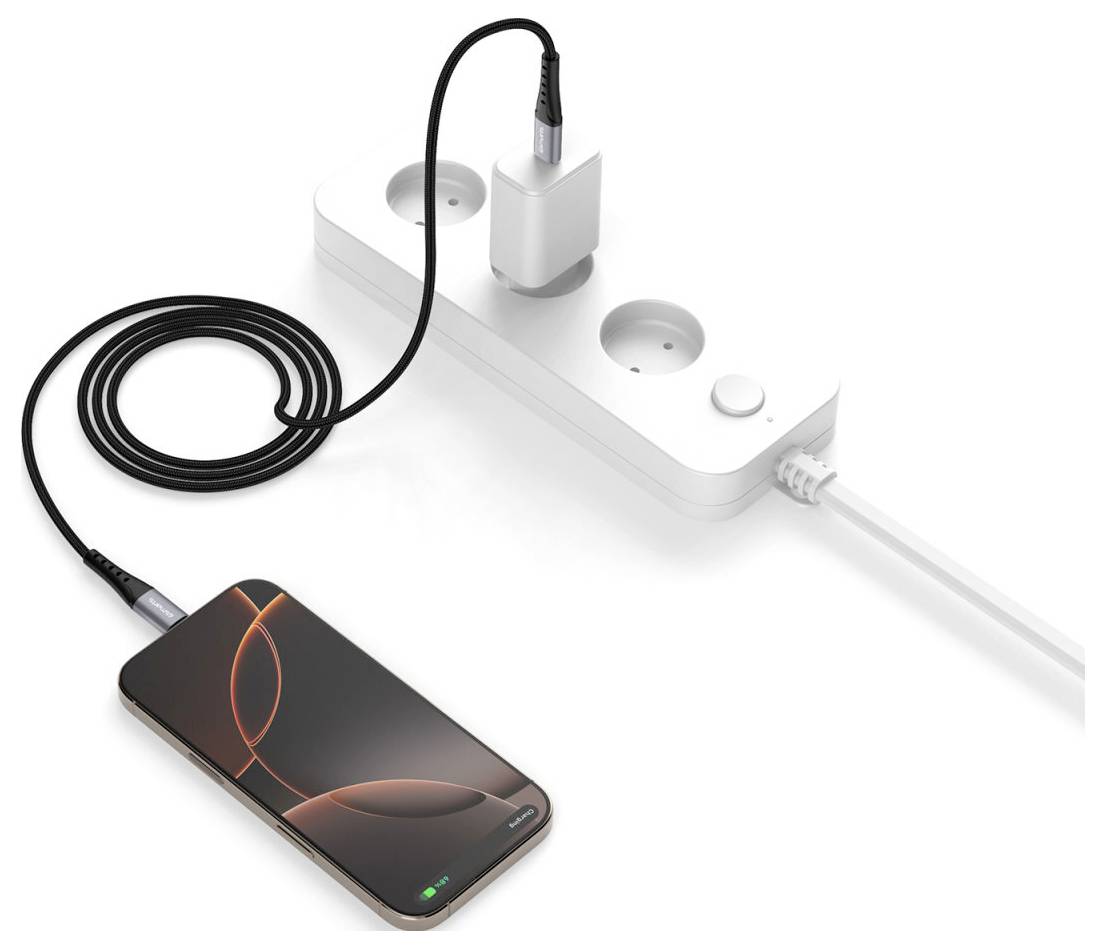 Smartphone laddas från ett vitt strömkort via en svart kabel, med ett annat nätadapter inkopplat i närheten.