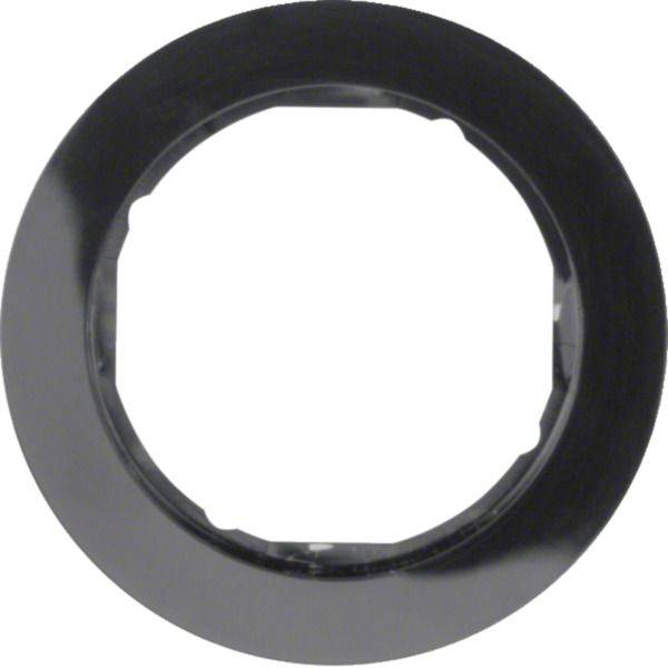Svart plastcirkelring eller bezel med en stor mittiöppning på vit bakgrund.