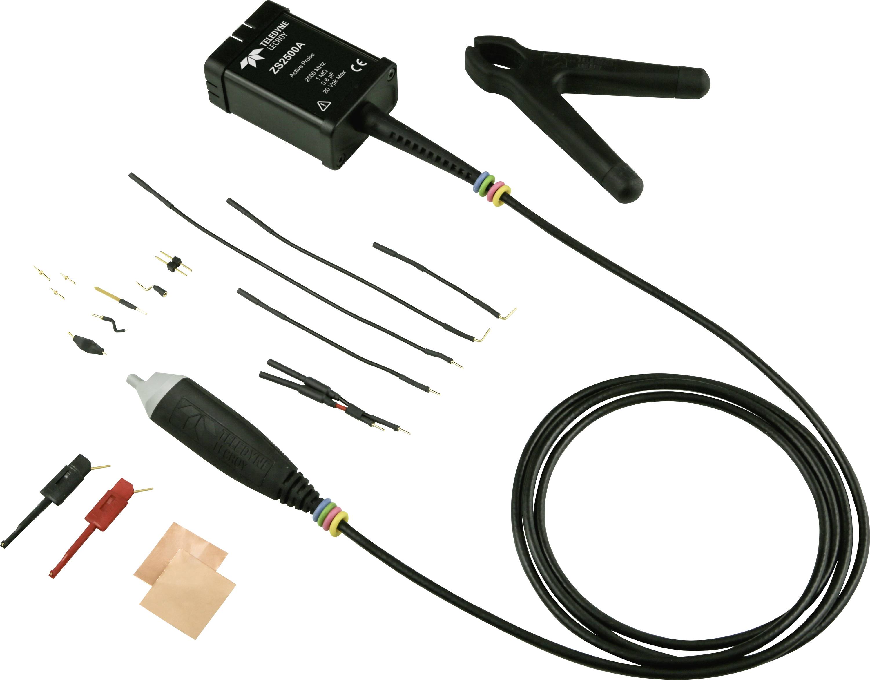 En demonterad elektrisk testprobkit med svarta probhandtag, klipp, ledningar, utbytbara spetsar och kopparbands utlagd på en vit bakgrund.