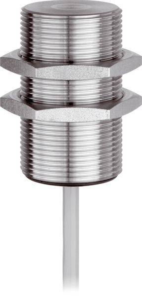Metallisk gängad cylindrisk sensor med två sexkantiga låsmuttrar och en smal kabel som sträcker sig nedåt.