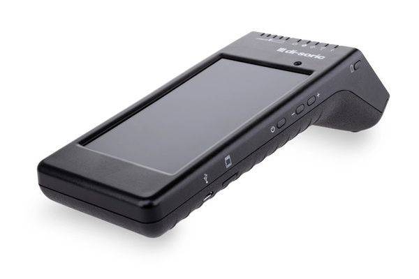 En svart handhållen medicinsk enhet med en pekskärm och sidoknappar, visad mot en vit bakgrund.