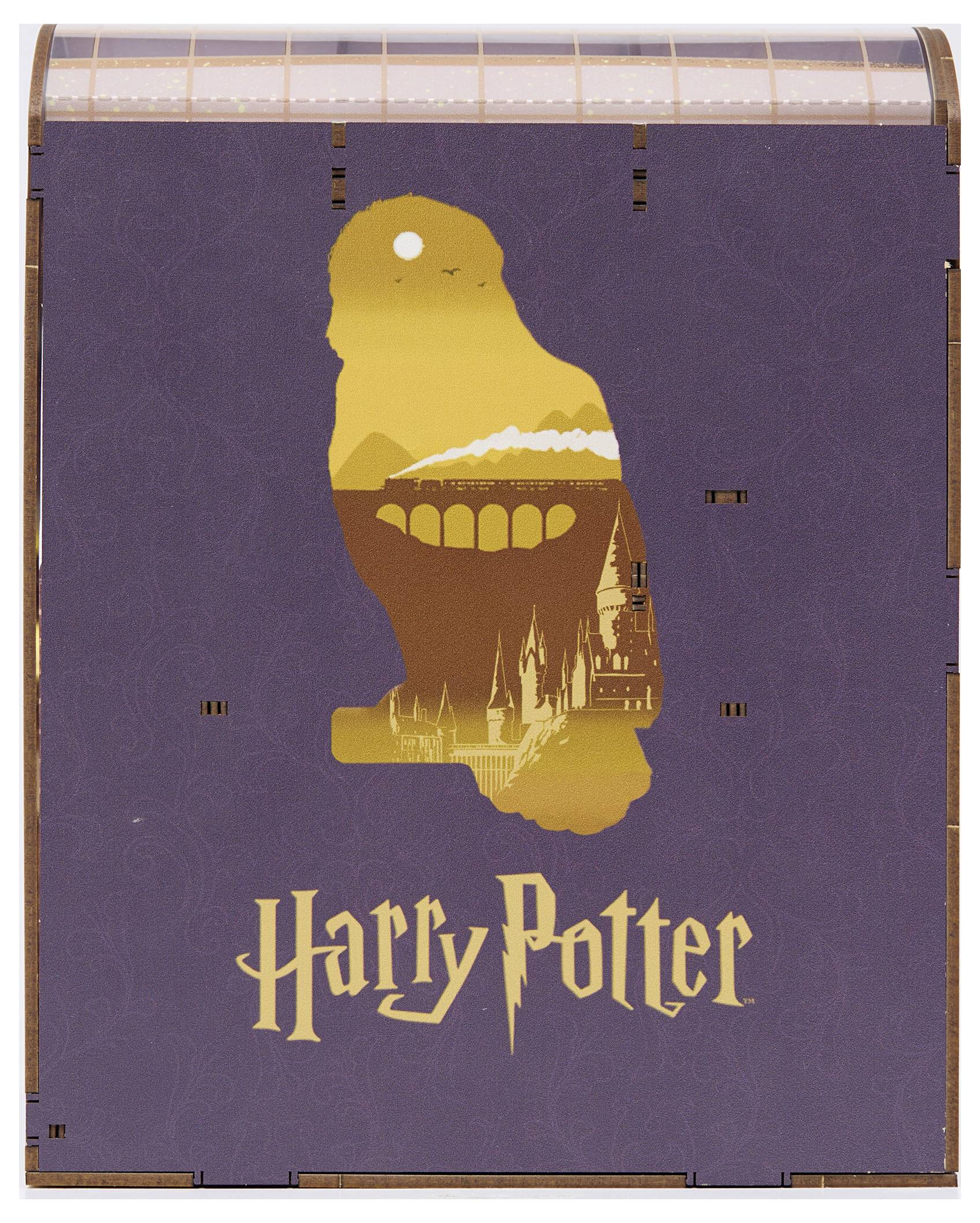 Lila Harry Potter-affisch med en gyllene siluett av Hogwarts och titeln "Harry Potter" nedan.
