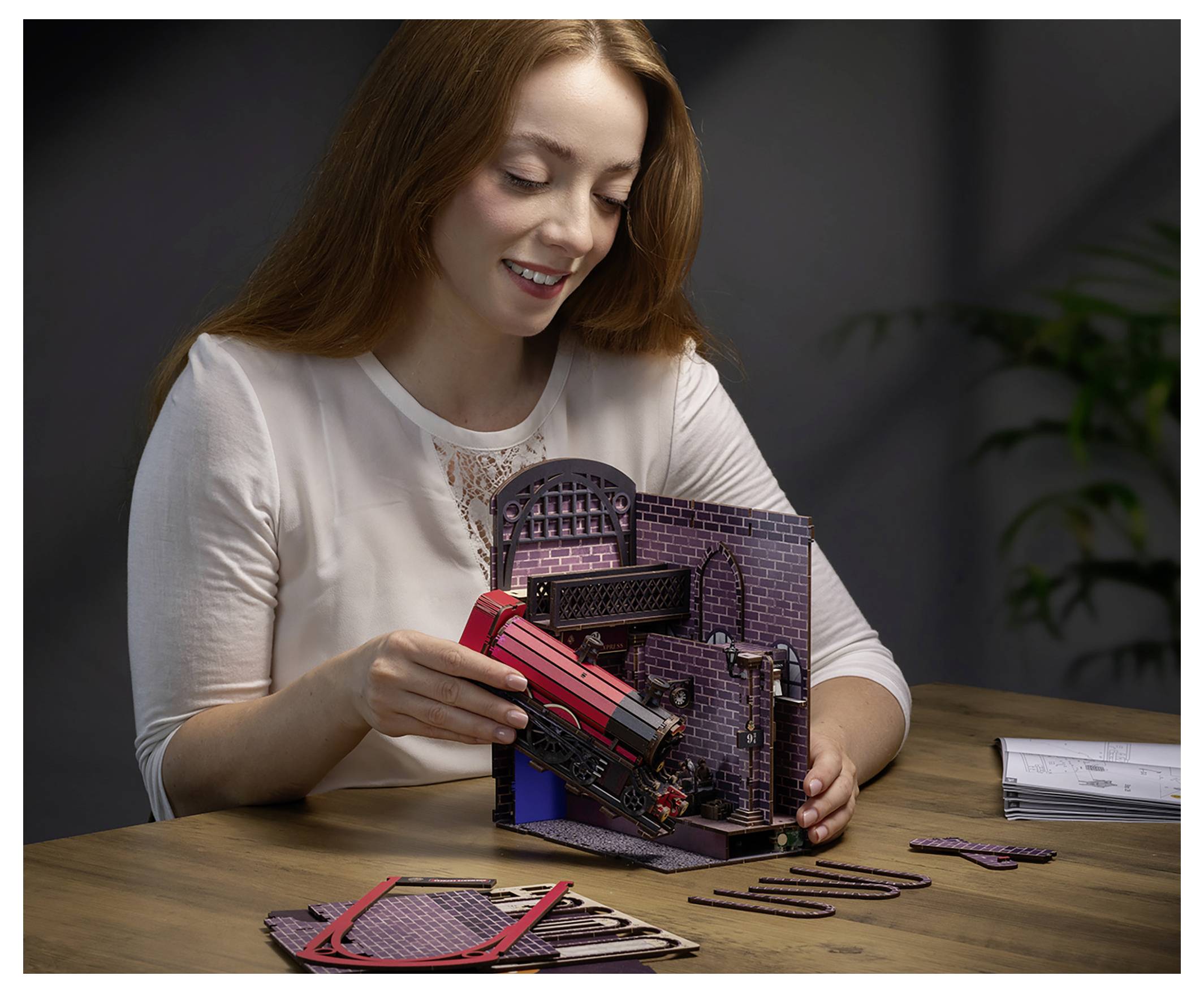 Revell Trä "Tiny Adventures - Harry Potter "Hogwartts Express" Book Nook-18