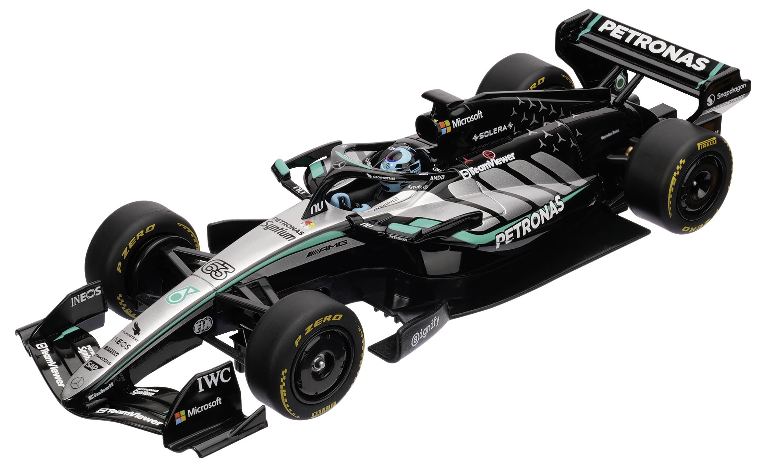 Svart Mercedes Formula 1-tävlingsbil på vit bakgrund, visad i trekvarts framifrågning med PETRONAS, INEOS och TWC sponsorlogotyper.