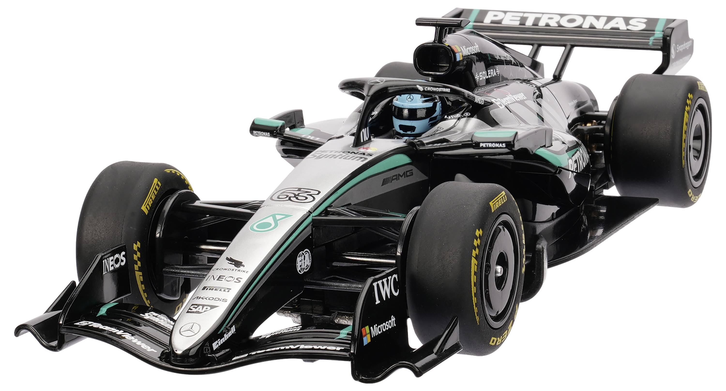 Svart Formel 1-racingbil i Mercedes Petronas-färger, visad mot vit bakgrund i en front tre-kvarts vy.