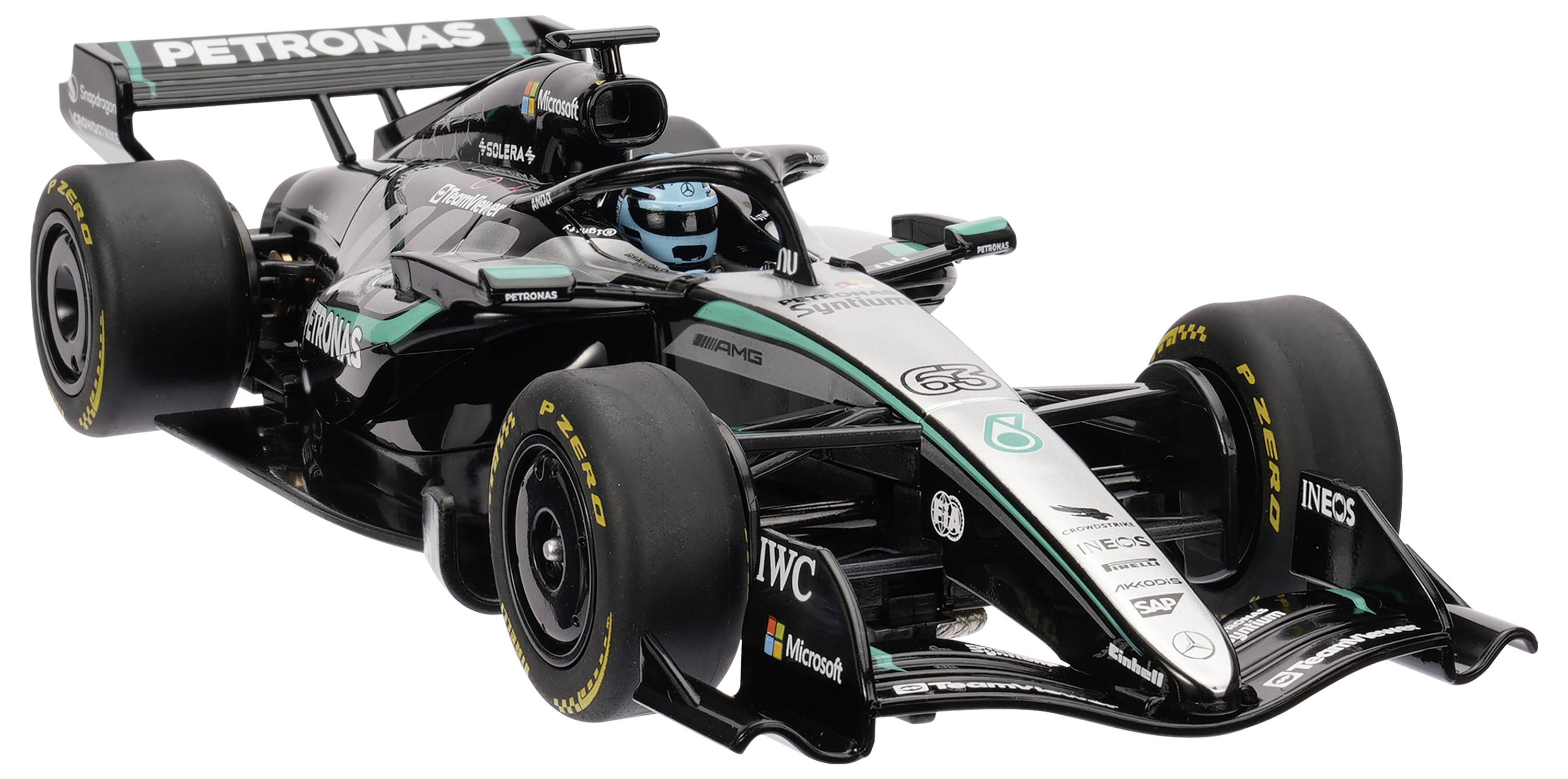 En svart-och-silver Mercedes Formel 1-racerbil med PETRONAS-märkning, visad mot en vit bakgrund.