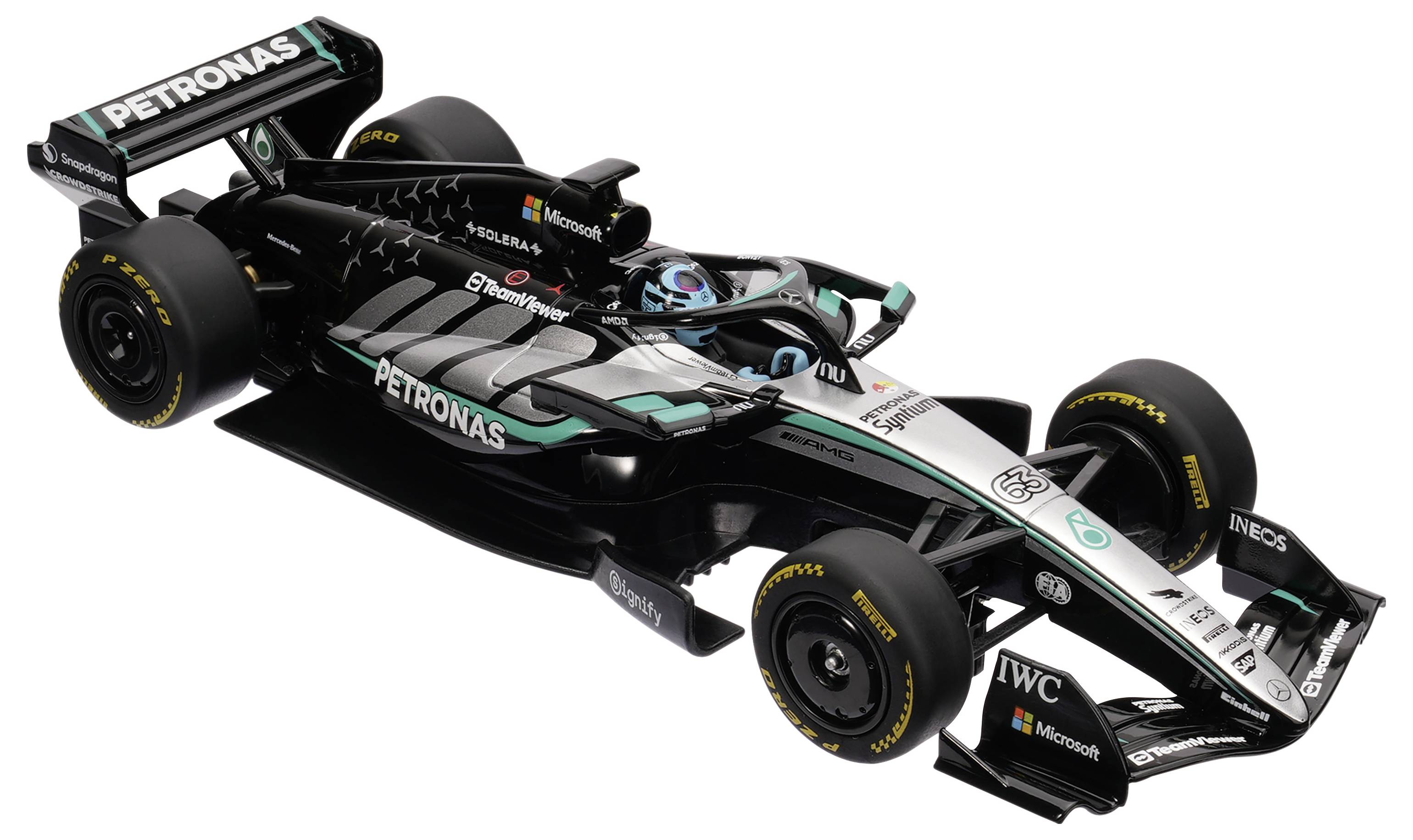 Svart Mercedes Formula 1-racerbil med PETRONAS-märkning visad på vit bakgrund, vinkelvy framifrån-höger.