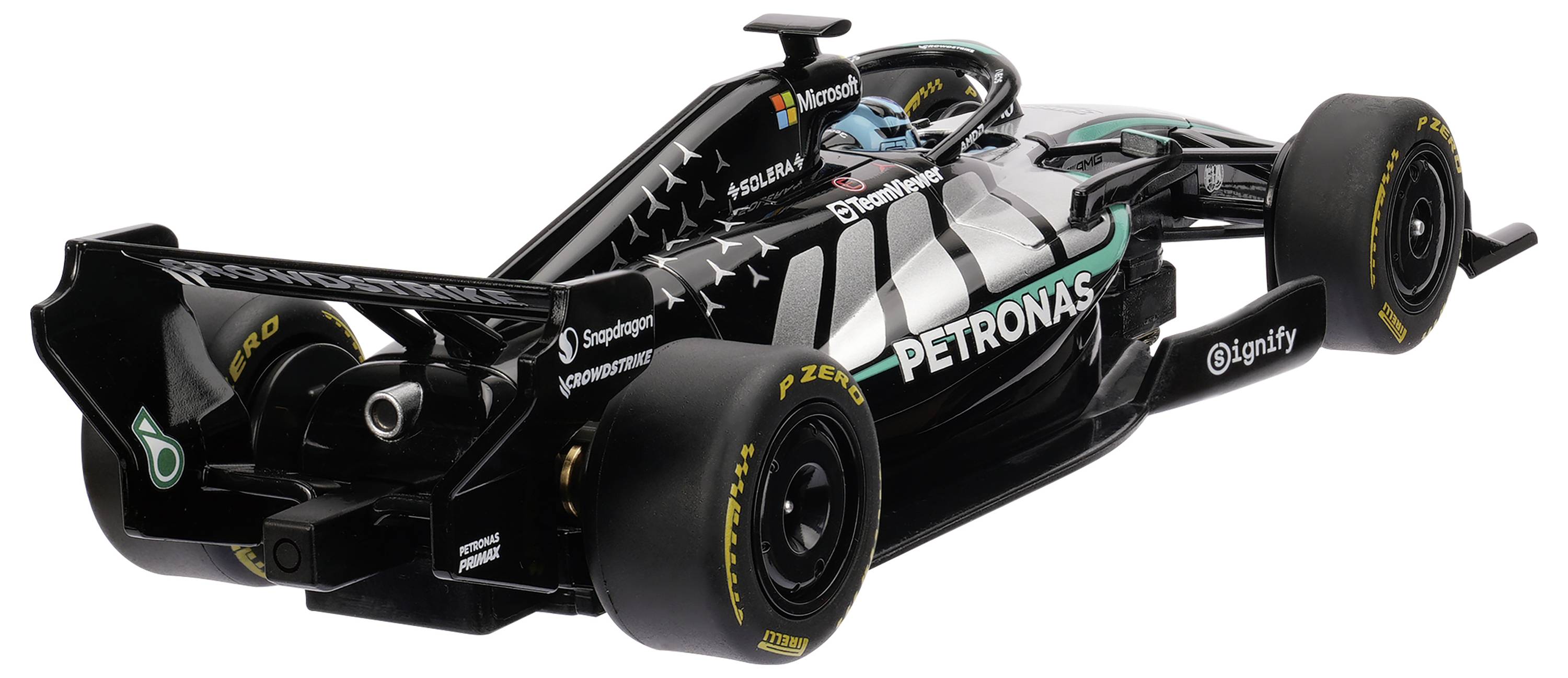 Svart Mercedes Formula 1-racerbil på vit bakgrund, visad i sidovy med PETRONAS och AMG-märkning.