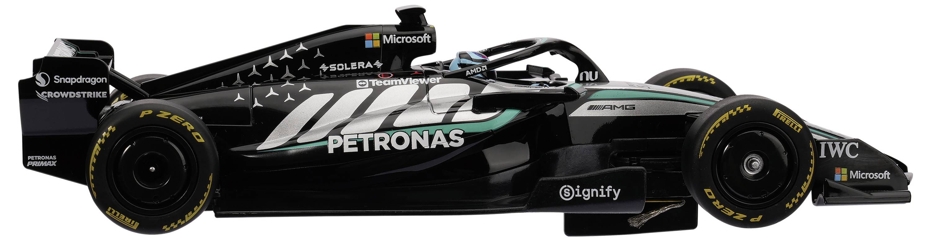 Sidovy av en svart formel 1-racerbil med Mercedes-, Petronas- och Microsoft-märkning, på en vit bakgrund.