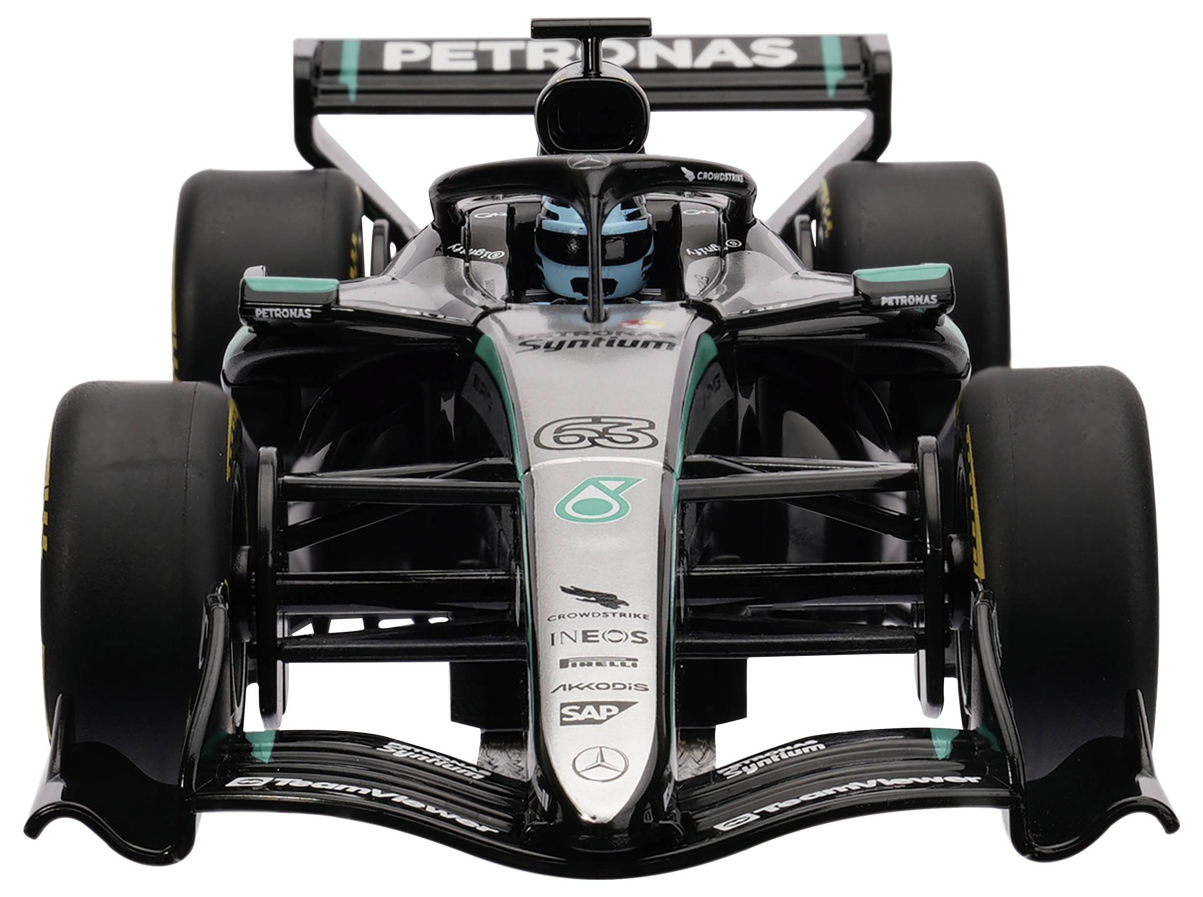 Frontvy av en svart Mercedes Formula 1-racerbil med PETRONAS-varumärke på vit bakgrund.