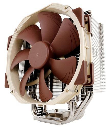 Närbild av en datorcpu-luftkylare med en stor brun fläkt och en metallisk värmeavledare på en vit bakgrund.