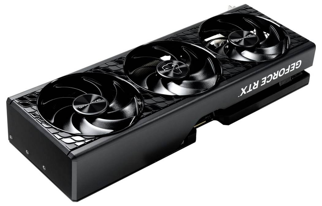 Svart GeForce RTX-grafikkort med tre kylfläktar visad på vit bakgrund.
