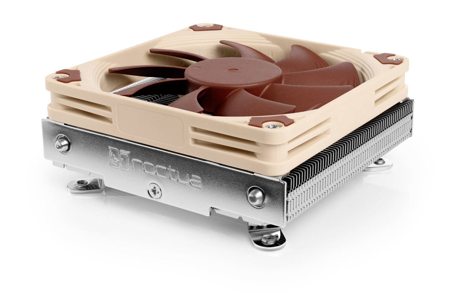 En beige och brun datordatorns CPU-kylvifte kylarе på en vit bakgrund, som visar en kompakt kvadratisk processorkyler med metallfinnar och monteringsklipp.