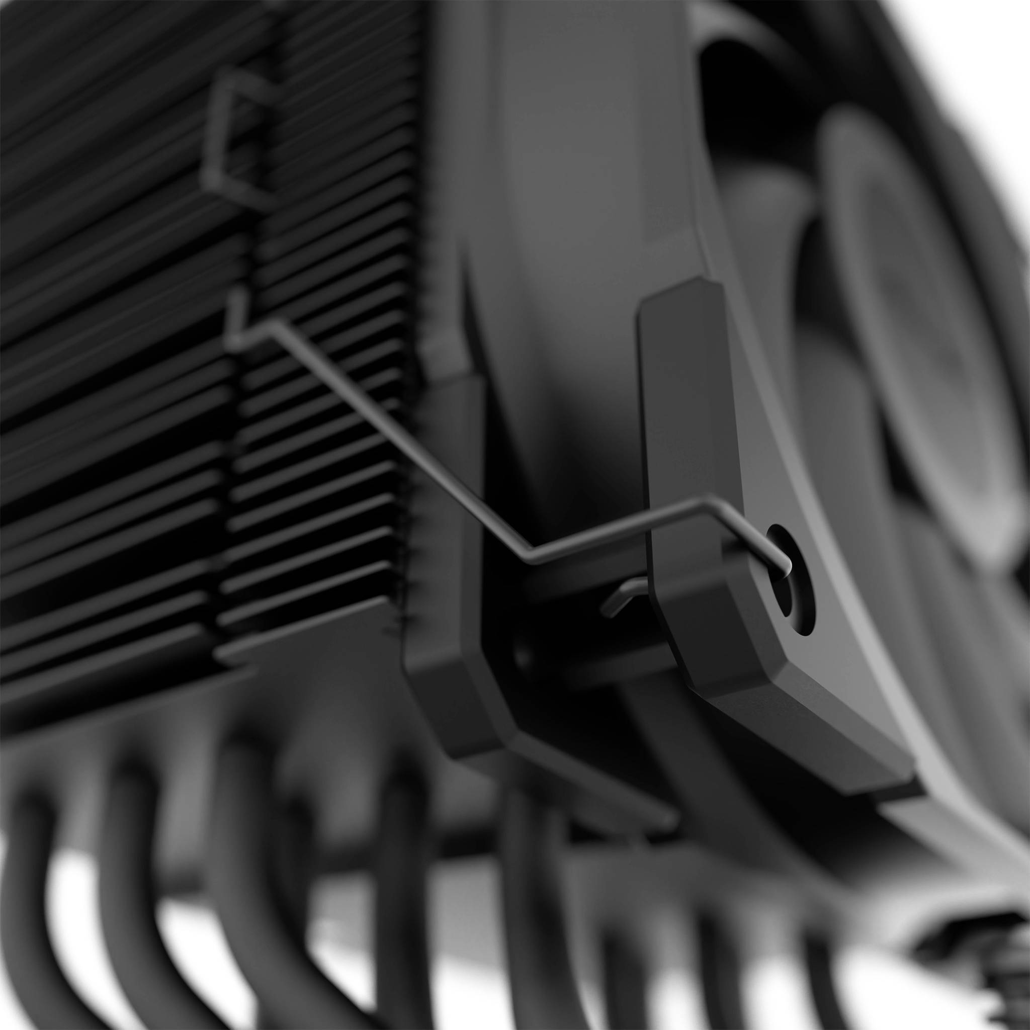 Närbild av en datorkylflakt och kylkropp med metallvärmepipor, visad i svartvitt.