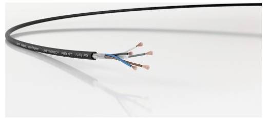 Närbild av en svart kabel med tre exponerade koppartrådar och blå isolering, visad uppskuren på en vit bakgrund.