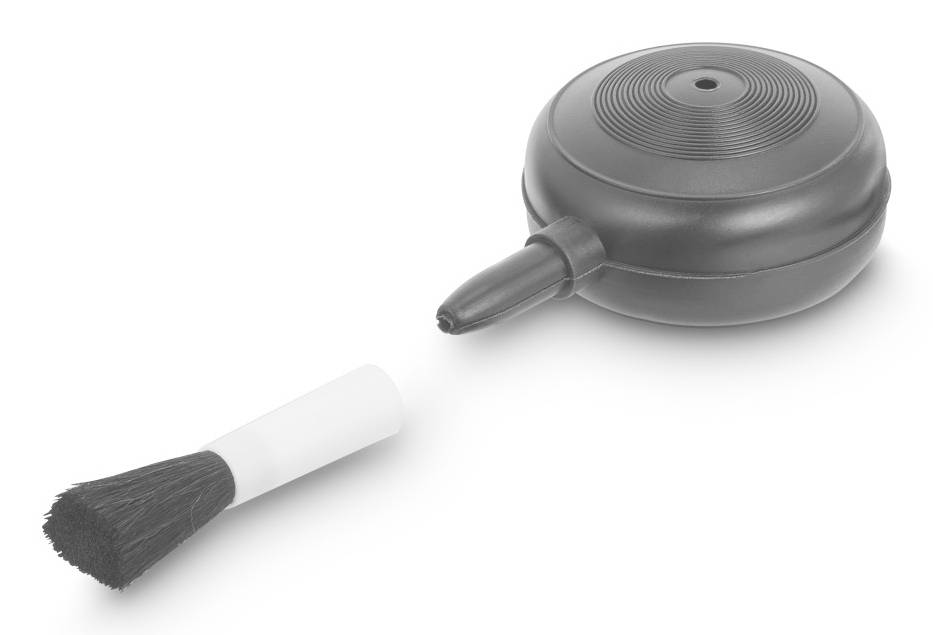 Svart luftblåsare med borstarslang, används för att rengöra damm från kamera eller elektronik.