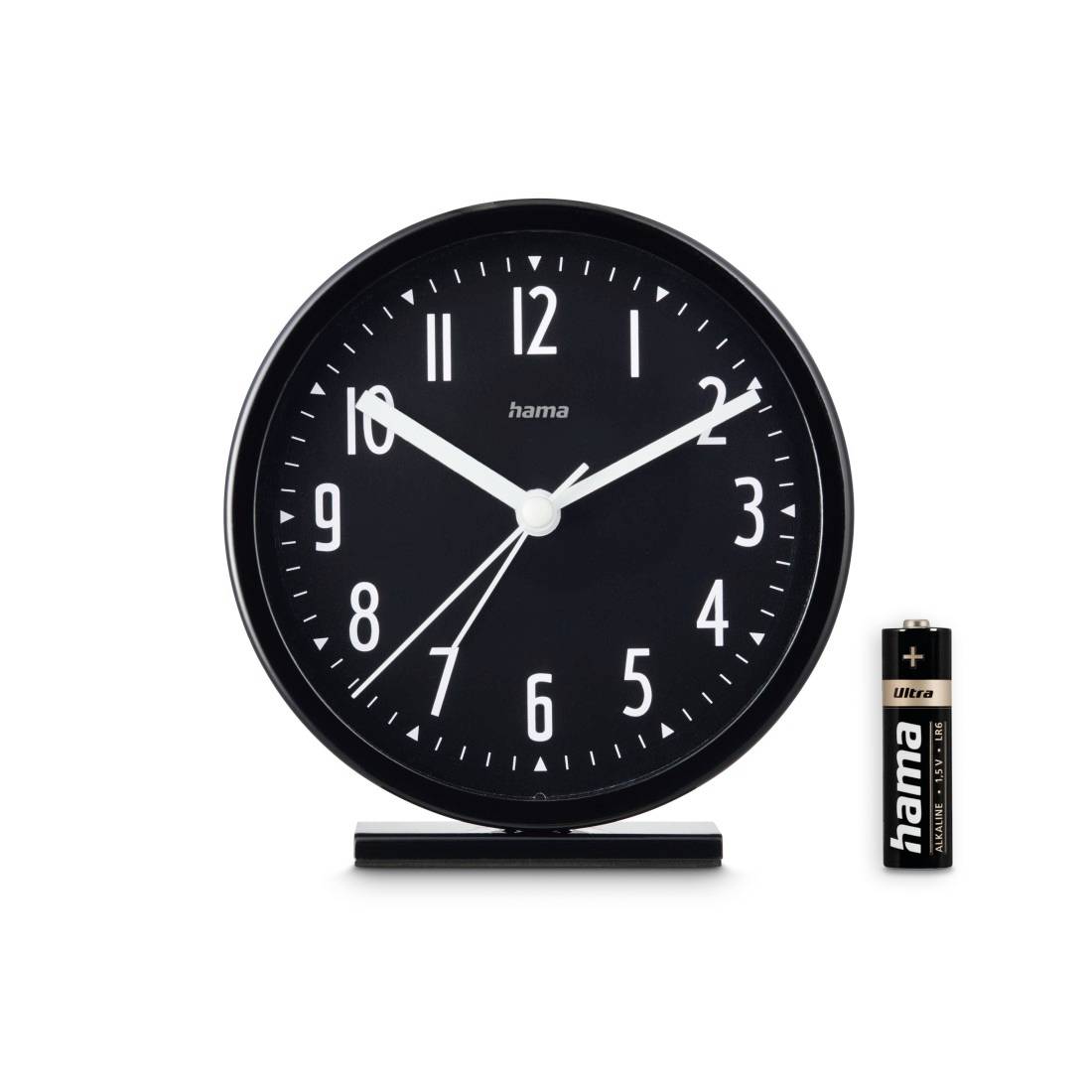 Svart analog väggklocka med vita siffror och visare, visad bredvid ett AA-batteri för att indikera batteristorlek eller strömkälla.