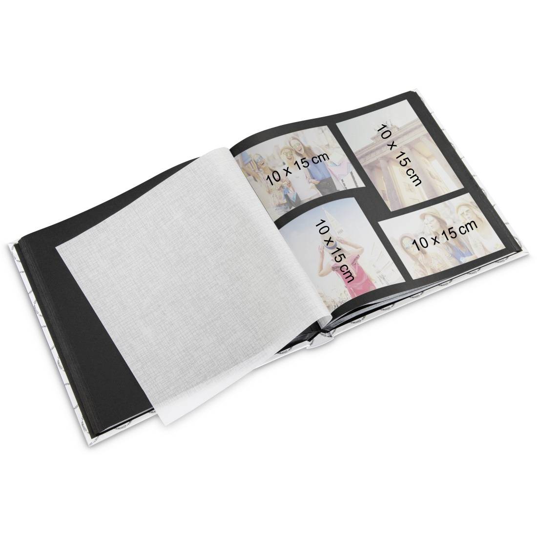 Öppna fotoalbum med tom tygsida och fyra 10 x 15 cm fotofickor på höger sida.
