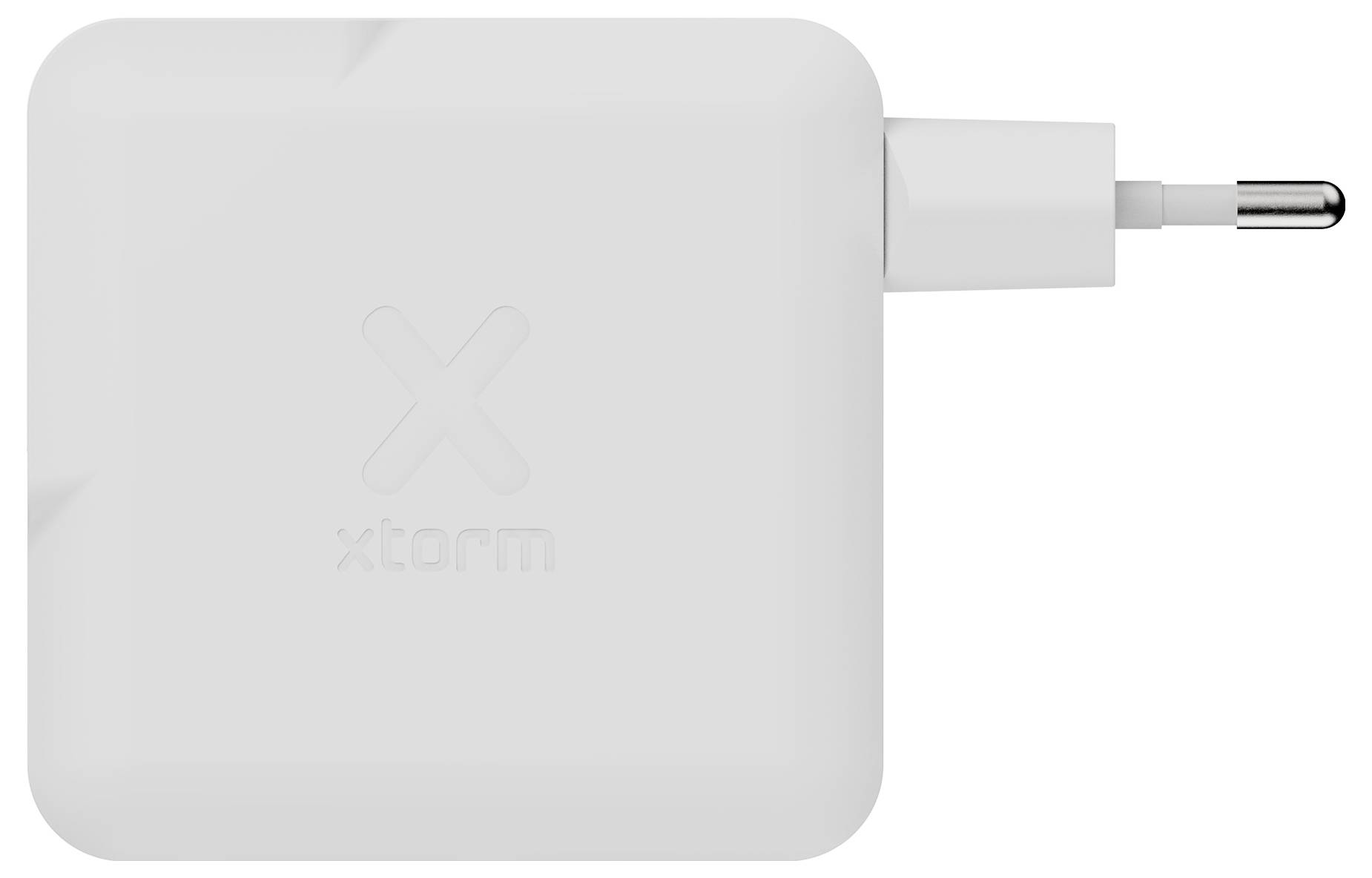 Vit väggkontakt i kvadratisk form med rundade hörn och europluggen, med en diskret präglad "xtorm"-logotyp.